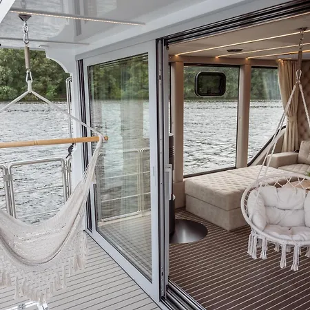 Nena Hausboot Båthotell Berlin