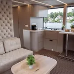 Nena Hausboot Botel Berlin