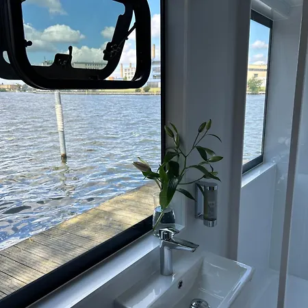Nena Hausboot * ברלין