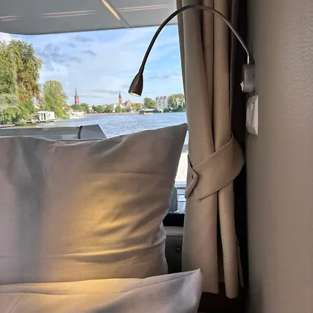 Nena Hausboot * ברלין