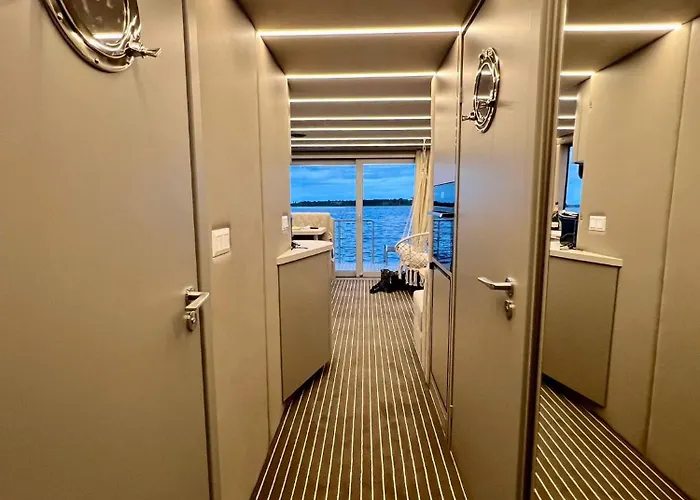 Nena Hausboot Botel *