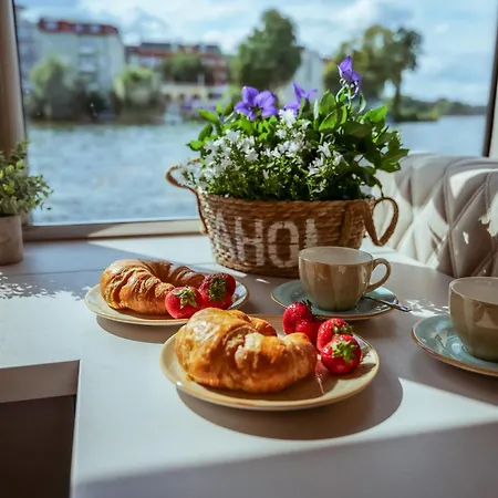 Nena Hausboot Botel Berlino