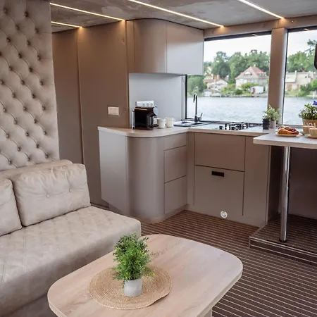 Nena Hausboot Botel Berlino