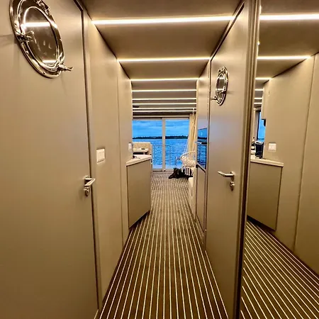 Nena Hausboot Πλωτό κατάλυμα *