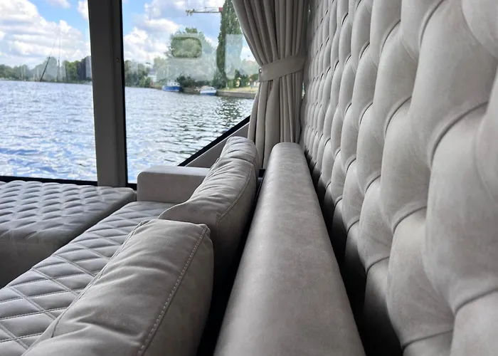 Nena Hausboot 보트호텔 *